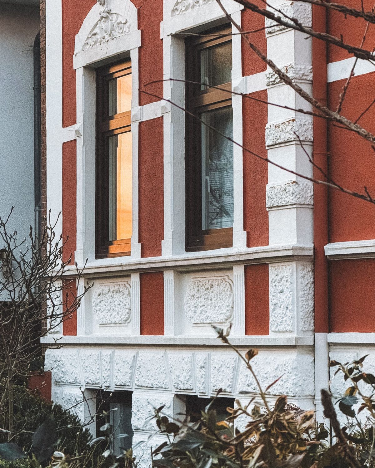 Gründerzeit-Fassade aus rotem Backstein mit weißen Zierdetails